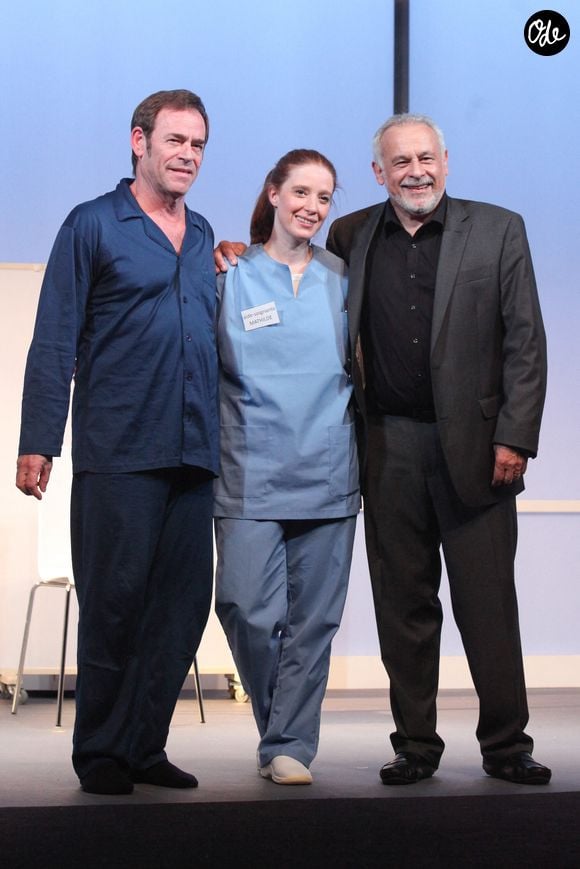 Patrick Bentley, Gersende Perrin et Francis Perrin posent après la représentation de la pièce « Comme un arbre penche », mise en scène par Jean-Luc Tardieu, lors d'un salut final au Théâtre La Bruyère à Paris, en France, le 16 janvier 2014. Photo : Audrey Poree/ABACAPRESS.COM