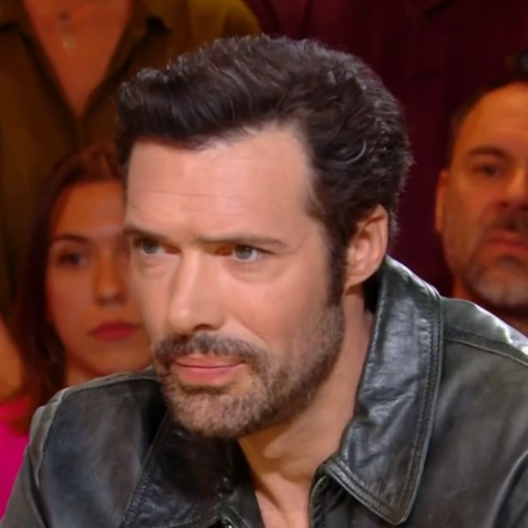 Nicolas Bedos invité de "Quelle époque !" sur France 2 le 3 mai 2025.