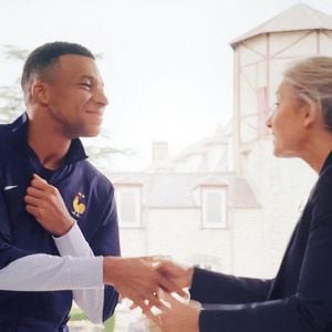 Il vit depuis 2024 dans la capitale espagnole après son départ du PSG.
Captures d'écran de la première émission de Anne-Sophie Lapix "20 20" sur M6 avec son premier invité Kylian Mbappé le 7 septembre 2025.
© Alain Guizard / Bestimage