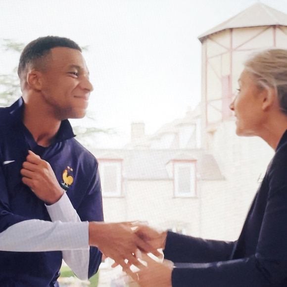 Il vit depuis 2024 dans la capitale espagnole après son départ du PSG.

Captures d'écran de la première émission de Anne-Sophie Lapix "20 20" sur M6 avec son premier invité Kylian Mbappé le 7 septembre 2025.

© Alain Guizard / Bestimage