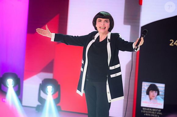 Exclusif - Mireille Mathieu - Enregistrement de l'émission "Vivement dimanche" aux studios Rive Gauche, présentée par M.Drucker et diffusée le 5 octobre 2025 sur France 3.
Guillaume Gaffiot/Bestimage