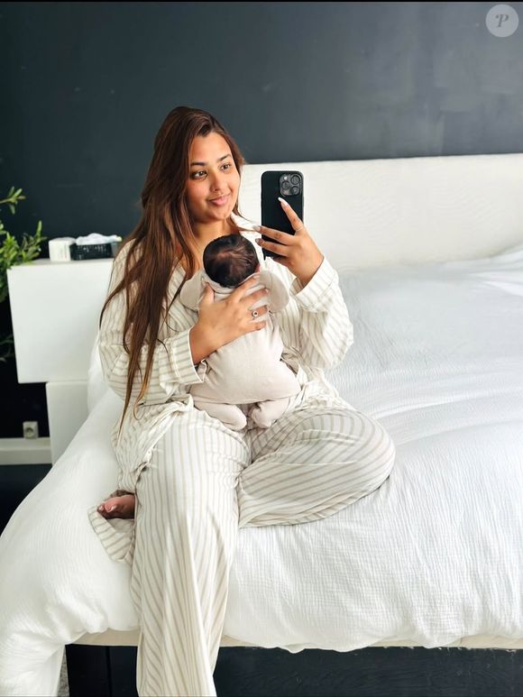 Le 5 octobre, elle a annoncé la naissance de son cinquième enfant, Safyr, malgré son syndrome des ovaires polykystiques.

Hanaa Elah et son fils le 19 octobre 2025.

Compte Instagram de Hanaa Elah @hanaa_elah