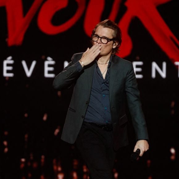 "il y a un monsieur qui est a la réception qui fait aussi un peu gardien de nuit et nous on veut boire un coup. Il nous a dit 'maintenant, on ne sert plus'.".

Exclusif - Bénabar - Enregistrement de l'émission "Eternel Aznavour, le concert événement", diffusée le 18 octobre sur France 3
© Christophe Clovis-Cyril Moreau / Bestimage