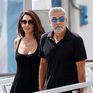L'acteur américain George Clooney et sa femme Amal arrivent en bateau-taxi à l'aéroport de Venise-Marco Polo après avoir assister au 80ème festival international du film de Venise, La Mostra, à Venise, Italie, le 1er septembre 2023.
©Backgrid UK/ Bestimage