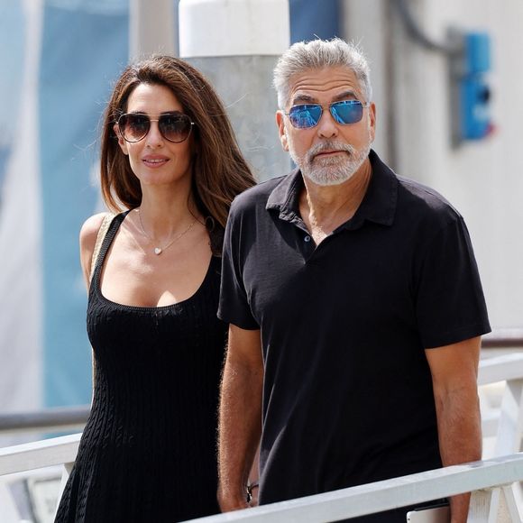 L'acteur américain George Clooney et sa femme Amal arrivent en bateau-taxi à l'aéroport de Venise-Marco Polo après avoir assister au 80ème festival international du film de Venise, La Mostra, à Venise, Italie, le 1er septembre 2023.
©Backgrid UK/ Bestimage