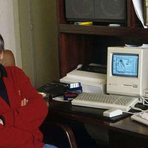 Il s’en est séparé en 2011 pour s’installer d’abord en Normandie, puis à Bormes-les-Mimosas, dans le sud. 

Archives - En France, à Paris, Michel Sardou chez lui en décembre 1986.

Michel MARIZY via Bestimage