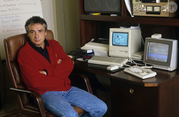 Il s’en est séparé en 2011 pour s’installer d’abord en Normandie, puis à Bormes-les-Mimosas, dans le sud. 

Archives - En France, à Paris, Michel Sardou chez lui en décembre 1986.

Michel MARIZY via Bestimage