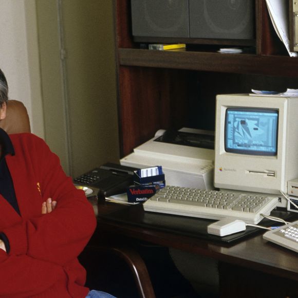 Il s’en est séparé en 2011 pour s’installer d’abord en Normandie, puis à Bormes-les-Mimosas, dans le sud. 

Archives - En France, à Paris, Michel Sardou chez lui en décembre 1986.

Michel MARIZY via Bestimage