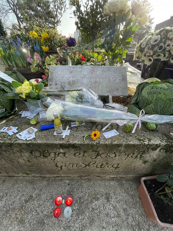Illustration de la tombe de Serge Gainsbourg au cimetière du Montparnasse dans le 14ème arrondissement de Paris lors du 30ème anniversaire de sa mort, à Paris, France, le 2 mars 2021. © Christophe Clovis/Bestimage