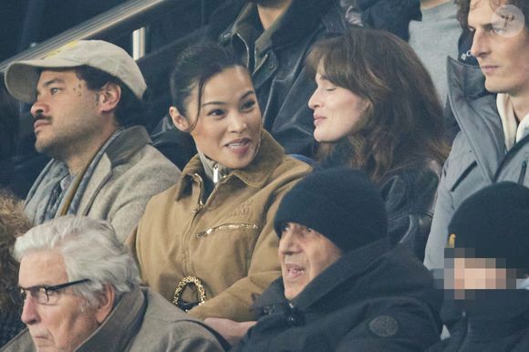Julie Chen, Paul de Saint Sernin, Julien Clerc et son fils Léonard dans les tribunes lors du match de Ligue Des Champions 2024-2025 (LDC) "PSG - Brest (7-0)" au Parc Des Princes, le 19 février 2025.
© Cyril Moreau/Bestimage