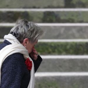 La journaliste était soutenue par sa soeur Geneviève.

Françoise Laborde lors de la cérémonie des obsèques de Catherine Laborde à l'église Saint-Roch à Paris, France, le 6 février 2025. 
Photo by Nasser Berzane/ABACAPRESS.COM