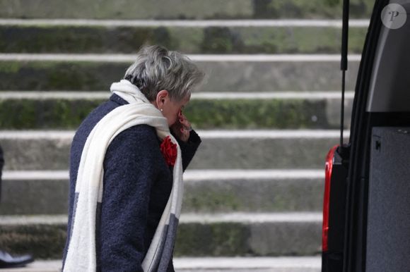 La journaliste était soutenue par sa soeur Geneviève.

Françoise Laborde lors de la cérémonie des obsèques de Catherine Laborde à l'église Saint-Roch à Paris, France, le 6 février 2025. 
Photo by Nasser Berzane/ABACAPRESS.COM