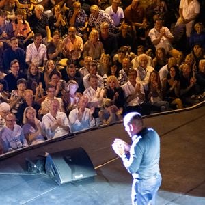 Dany Boon sur scène, le président Emmanuel Macron et sa femme Brigitte dans le public au spectacle de Dany Boon "Clown n'est pas un métier" lors du 41ème Festival de Ramatuelle le 12 août 2025. 

© Cyril Bruneau / Bestimage