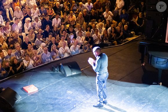 Dany Boon sur scène, le président Emmanuel Macron et sa femme Brigitte dans le public au spectacle de Dany Boon "Clown n'est pas un métier" lors du 41ème Festival de Ramatuelle le 12 août 2025. 

© Cyril Bruneau / Bestimage