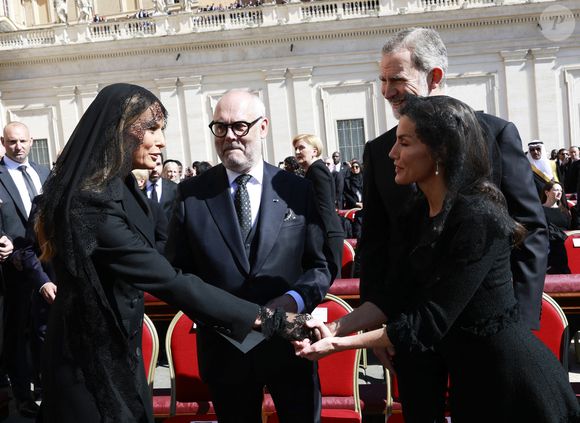 Melania Trump, la première dame des Etats-Unis, Le roi Felipe VI et la reine Letizia d’Espagne - Le roi Felipe VI et la reine Letizia d’Espagne, assistent aux funérailles du pape François devant la basilique Saint Pierre à Rome, le 26 avril 2025. 
© Casa de SM El Rey / Bestimage LALO YASKY / BESTIMAGE