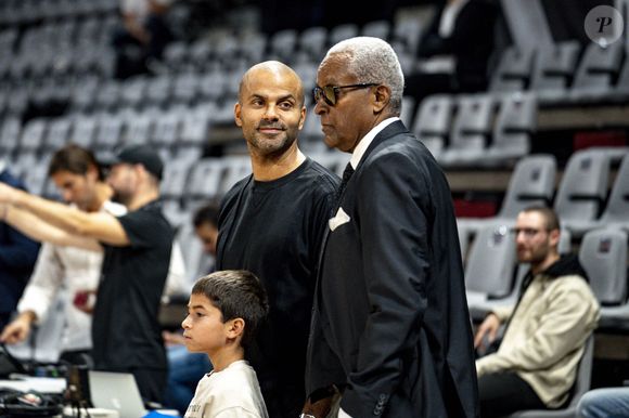 Via un communiqué de presse officiel, l'ancienne star de basket fait savoir que son père est décédé à l'âge de 70 ans

Tony Parker avec son fils Josh et son père Tony Parker Sr - Basket-ball : Betclic Elite - Villeurbanne Vs Nancy (115-71) à l’Astroballe de Villeurbanne le 28 septembre 2025. © Sandrine Thesillat / PsNewZ/Bestimage