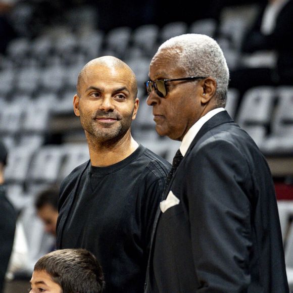 Via un communiqué de presse officiel, l'ancienne star de basket fait savoir que son père est décédé à l'âge de 70 ans

Tony Parker avec son fils Josh et son père Tony Parker Sr - Basket-ball : Betclic Elite - Villeurbanne Vs Nancy (115-71) à l’Astroballe de Villeurbanne le 28 septembre 2025. © Sandrine Thesillat / PsNewZ/Bestimage