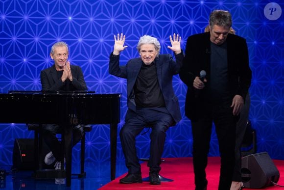 Serge Lama, Julien Clerc, Alain Lanty pour les surprises lors de l'enregistrement de l'émission "La Boîte à secrets", présentée par F.Bollaert et diffusée le 2 janvier 2026 sur France 3, dans les studios du Lendit à Saint-Denis, France, le 1er décembre 2025. © Cyril Moreau/Bestimage