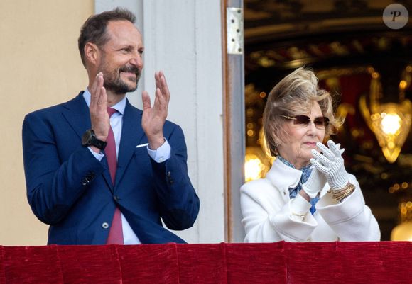 Le roi Harald, la reine Sonja et le prince Haakon de Norvège inspectent la garde royale depuis le balcon du palais royal à Oslo, le 20 août 2024. 
© Dana Press / Bestimage