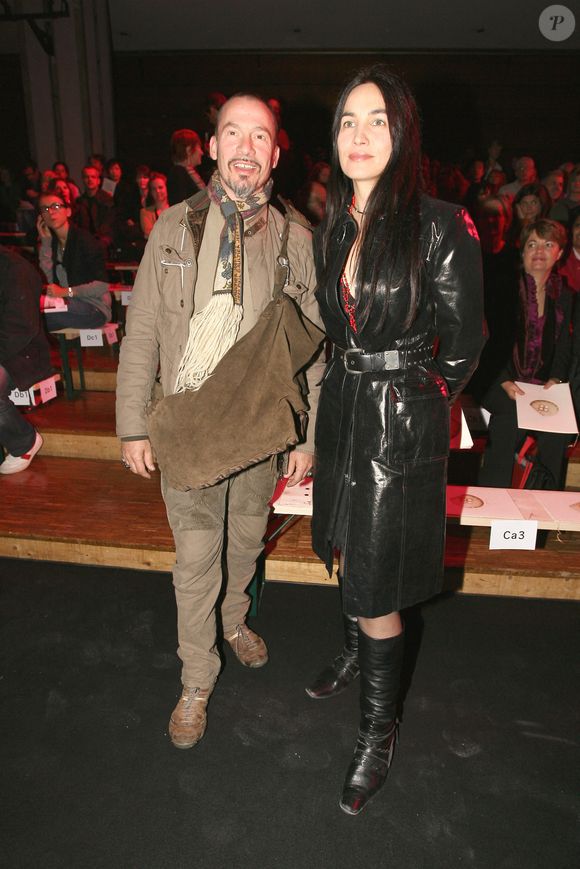 Le chanteur français Florent Pagny et sa femme Azucena assis au premier rang lors de la présentation de la collection de prêt-à-porter printemps-été 2007 des créateurs français Marithe et François Girbaud, à Paris, France, le 3 octobre 2006. Photo by Khayat-Nebinger-Orban-Taamallah/ABACAPRESS.COM