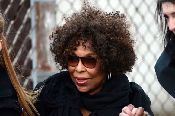 Roberta Flack - Funérailles de Whitney Houston à Newark en l'église New Hope Baptist - 2012. (Fameflynet/Bestimage).