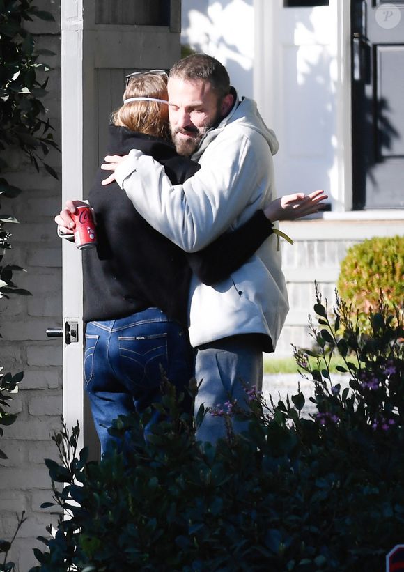 Sur les images de l’acteur serrant sa fille Violet dans ses bras, on ressent tout le poids de la situation...

11/01/2025 Ben Affleck a été vu en train de serrer sa fille Violet dans ses bras à Los Angeles. L'acteur américain de 52 ans a été photographié à l'extérieur de sa maison de Brentwood alors que la zone a reçu des ordres d'évacuation.