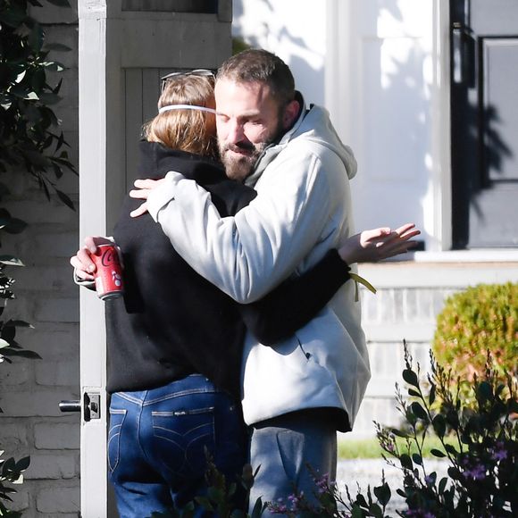 Sur les images de l’acteur serrant sa fille Violet dans ses bras, on ressent tout le poids de la situation...

11/01/2025 Ben Affleck a été vu en train de serrer sa fille Violet dans ses bras à Los Angeles. L'acteur américain de 52 ans a été photographié à l'extérieur de sa maison de Brentwood alors que la zone a reçu des ordres d'évacuation.