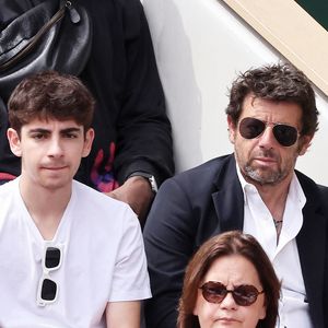 Il fait la fierté de ses parents ! 

Patrick Bruel et ses fils Oscar et Léon dans les tribunes lors des Internationaux de France de Tennis de Roland Garros © Dominique Jacovides/Bestimage