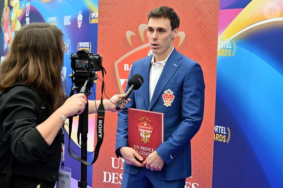 Exclusif -  Louis Ducruet, le fils de la princesse Stéphanie et président de l'équipe de football caritative du prince Albert II de Monaco, son oncle, "Les Barbagiuans", présente lors du Sportel 2024 au Grimaldi Forum à Monaco, le 27 octobre 2024, un ouvrage "Un Prince & des légendes" consacré à cette formation un peu particulière, créée autour d'un noyau dur d'anciens pros de l'A.S.M..
Pour cette présentation et séance de dédicace, Louis Ducruet était entouré de Marco Simone, Andréa Raggi, Ludovic Giuly, Claude Puel et Alfred Vitalis.
Fondée en 1980 sous l’impulsion du prince Albert II, l’équipe de football non-officielle « Munegu Autu » est devenue en 2020 l’association non caritative « les Barbagiuans de Monaco ». Désormais sous la présidence de Louis Ducruet, elle réunit les légendes du football monégasque ainsi que d’autres personnalités en lien avec la principauté, sous un même maillot. L'engagement de cette équipe permet de récolter des fonds pour l'association de la princesse Stéphanie, Fight Aids, qui vient en aide aux personnes atteintes du VIH.
Depuis une quinzaine d'années, la princesse et son staff organisent un match de football dans le cadre du Festival International du Cirque de Monte-Carlo. Pour maintenir cette tradition son fils, Louis Ducruet a repris le flambeau en 2020. Beaucoup de gens du cirque adorent le foot. Comme le premier lundi du festival est jour de relâche, Il y avait cette rencontre. Au départ, les amis du prince, et lui-même, avec son association des Barbagiuans affrontaient les artistes et tous les gens qui gravitent autour du festival. Le FC Cirque gagnait souvent à cette période-là. Le prince a commencé à ne plus beaucoup jouer et il a renforcé son équipe avec d'anciens joueurs de l'AS Monaco. Depuis quatre ans, Louis a pris l'affaire en main avec Romain Goiran, un entrepreneur monégasque, et Sébastien Frey, l'ancien gardien, notamment de l'AS Cannes, l'Inter Milan, Parme et la Fiorentina. Ils ont rendu la rencontre, qui se déroule au Stade Louis II, plus attractive avec d'ex-grands joueurs pro qui viennent jouer en faveur de Fight Aids. La première édition de la Fight Aids Cup avait rapporté près de 50 000 euros.
Cet ouvrage de 224 pages "Un Prince & des légendes" concentre de nombreux témoignages, sous la plume du journaliste François Verdenet où chaque joueur revient notamment sur l’histoire d’un maillot de l’AS Monaco qui lui est cher. Plus d’une vingtaine y sont présentés, dont deux par le Prince et Louis Ducruet. Les bénéfices de ce livre vendu 50 Euros, co-signé Ducruet - Goiran - Verdenet, sont évidemment reversés à l'association de la princesse Stéphanie. © Bruno Bebert / Bestimage