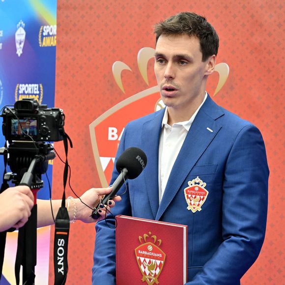 Exclusif -  Louis Ducruet, le fils de la princesse Stéphanie et président de l'équipe de football caritative du prince Albert II de Monaco, son oncle, "Les Barbagiuans", présente lors du Sportel 2024 au Grimaldi Forum à Monaco, le 27 octobre 2024, un ouvrage "Un Prince & des légendes" consacré à cette formation un peu particulière, créée autour d'un noyau dur d'anciens pros de l'A.S.M..
Pour cette présentation et séance de dédicace, Louis Ducruet était entouré de Marco Simone, Andréa Raggi, Ludovic Giuly, Claude Puel et Alfred Vitalis.
Fondée en 1980 sous l’impulsion du prince Albert II, l’équipe de football non-officielle « Munegu Autu » est devenue en 2020 l’association non caritative « les Barbagiuans de Monaco ». Désormais sous la présidence de Louis Ducruet, elle réunit les légendes du football monégasque ainsi que d’autres personnalités en lien avec la principauté, sous un même maillot. L'engagement de cette équipe permet de récolter des fonds pour l'association de la princesse Stéphanie, Fight Aids, qui vient en aide aux personnes atteintes du VIH.
Depuis une quinzaine d'années, la princesse et son staff organisent un match de football dans le cadre du Festival International du Cirque de Monte-Carlo. Pour maintenir cette tradition son fils, Louis Ducruet a repris le flambeau en 2020. Beaucoup de gens du cirque adorent le foot. Comme le premier lundi du festival est jour de relâche, Il y avait cette rencontre. Au départ, les amis du prince, et lui-même, avec son association des Barbagiuans affrontaient les artistes et tous les gens qui gravitent autour du festival. Le FC Cirque gagnait souvent à cette période-là. Le prince a commencé à ne plus beaucoup jouer et il a renforcé son équipe avec d'anciens joueurs de l'AS Monaco. Depuis quatre ans, Louis a pris l'affaire en main avec Romain Goiran, un entrepreneur monégasque, et Sébastien Frey, l'ancien gardien, notamment de l'AS Cannes, l'Inter Milan, Parme et la Fiorentina. Ils ont rendu la rencontre, qui se déroule au Stade Louis II, plus attractive avec d'ex-grands joueurs pro qui viennent jouer en faveur de Fight Aids. La première édition de la Fight Aids Cup avait rapporté près de 50 000 euros.
Cet ouvrage de 224 pages "Un Prince & des légendes" concentre de nombreux témoignages, sous la plume du journaliste François Verdenet où chaque joueur revient notamment sur l’histoire d’un maillot de l’AS Monaco qui lui est cher. Plus d’une vingtaine y sont présentés, dont deux par le Prince et Louis Ducruet. Les bénéfices de ce livre vendu 50 Euros, co-signé Ducruet - Goiran - Verdenet, sont évidemment reversés à l'association de la princesse Stéphanie. © Bruno Bebert / Bestimage
