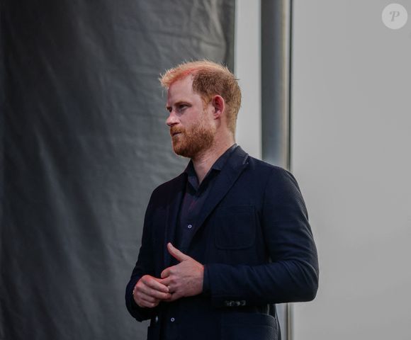 Les gardes du corps employés par le prince Harry ont dû faire très attention.

Le prince Harry, duc de Sussex lorsqu'il monte sur la scène du One805 Live Concert dans la propriété de la star Costner au bord de l'océan de Santa Barbara à Summerland, en Californie, où Harry s'apprête à remettre le prix ''Heart of the Community'' (cœur de la communauté).  Photo by Amy Katz/ZUMA Press Wire/ABACAPRESS.COM