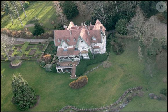 Cette demeure de 850 m² surplombe la baie de Deauville et s'étend sur un parc exceptionnel de 30 hectares comprenant bois et étangs.

Exclusif - La nouvelle maison de Brad Pitt et Angelina Jolie, le château Gabriel à Berneville près de Deauville, appartenait avant à Yves Saint Laurent et Pierre Bergé. © AGENCE / BESTIMAGE
