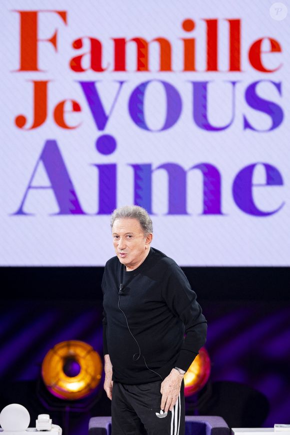 Exclusif - Michel Drucker lors de l'enregistrement de l'émission "Famille je vous aime" présentée par Michel Drucker et qui sera diffusée le vendredi 29 mai sur France 3, à Paris, France, le 4 décembre 2025. © Gaffiot-Perusseau/Bestimage