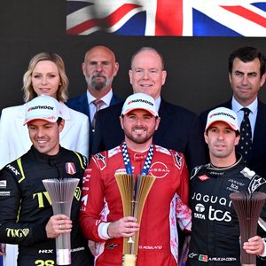 Le prince Albert II de Monaco et la princesse Charlene ont remis les prix du Monaco E-Prix Round 10, entouré par Alejandro Agag, fondateur et président de Formula E, Michel Boéri, le président de l'Automobile Club de Monaco, Alberto Longo, le co-fondateur de la Formula-E, Christophe Mirmand, le ministre d'Etat de la Principauté, et Jeff Dodds, le PDG de la Formula E, durant le Monaco E-Prix 2026, Round 10, le 17 mai 2026. Olivier Rowland, au volant de sa Nissan E-4DRCE 05 a remporté la course devanrt Felipe Drugovich, pilotant une Porsche, suivi par Antonio Felix Da Costa au volant d'une Jaguar I Type 7. © Bruno Bebert / Bestimage