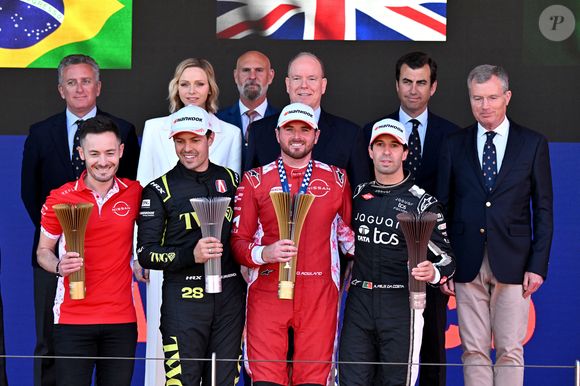 Le prince Albert II de Monaco et la princesse Charlene ont remis les prix du Monaco E-Prix Round 10, entouré par Alejandro Agag, fondateur et président de Formula E, Michel Boéri, le président de l'Automobile Club de Monaco, Alberto Longo, le co-fondateur de la Formula-E, Christophe Mirmand, le ministre d'Etat de la Principauté, et Jeff Dodds, le PDG de la Formula E, durant le Monaco E-Prix 2026, Round 10, le 17 mai 2026. Olivier Rowland, au volant de sa Nissan E-4DRCE 05 a remporté la course devanrt Felipe Drugovich, pilotant une Porsche, suivi par Antonio Felix Da Costa au volant d'une Jaguar I Type 7. © Bruno Bebert / Bestimage