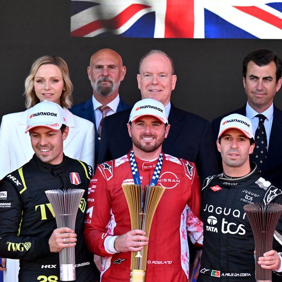 Le prince Albert II de Monaco et la princesse Charlene ont remis les prix du Monaco E-Prix Round 10, entouré par Alejandro Agag, fondateur et président de Formula E, Michel Boéri, le président de l'Automobile Club de Monaco, Alberto Longo, le co-fondateur de la Formula-E, Christophe Mirmand, le ministre d'Etat de la Principauté, et Jeff Dodds, le PDG de la Formula E, durant le Monaco E-Prix 2026, Round 10, le 17 mai 2026. Olivier Rowland, au volant de sa Nissan E-4DRCE 05 a remporté la course devanrt Felipe Drugovich, pilotant une Porsche, suivi par Antonio Felix Da Costa au volant d'une Jaguar I Type 7. © Bruno Bebert / Bestimage