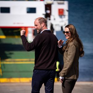 Le prince William et Kate Middleton, connus sous le nom de duc et duchesse de Rothesay lorsqu'ils sont en Écosse, rencontrent les responsables du service public de ferry ainsi que les membres de la communauté qui l'utilisent avant de prendre le ferry pour traverser l'eau jusqu'à l'île d'Iona, le dernier jour de la visite royale sur l'île de Mull, au Royaume-Uni, le 30 avril 2025. Photo par PA Photos/ABACAPRESS.COM