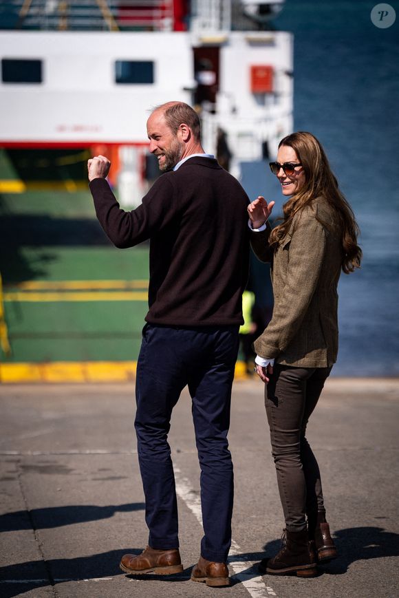 Le prince William et Kate Middleton, connus sous le nom de duc et duchesse de Rothesay lorsqu'ils sont en Écosse, rencontrent les responsables du service public de ferry ainsi que les membres de la communauté qui l'utilisent avant de prendre le ferry pour traverser l'eau jusqu'à l'île d'Iona, le dernier jour de la visite royale sur l'île de Mull, au Royaume-Uni, le 30 avril 2025. Photo par PA Photos/ABACAPRESS.COM