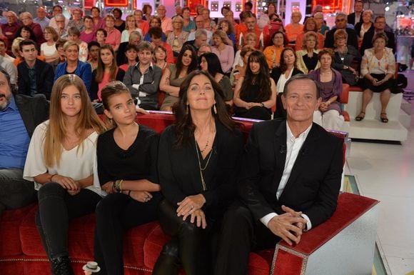 ... d'une célèbre université anglaise... Quant à Elisa, l'aînée...

Elisa Huster, Toscane Huster, Cristiana Reali et Francis Huster lors de l'enregistrement de Vivement Dimanche à Paris, France, 24 septembre 2014. Photo by Max Colin/ABACAPRESS.COM