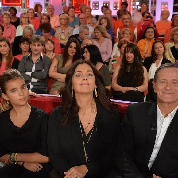 ... d'une célèbre université anglaise... Quant à Elisa, l'aînée...

Elisa Huster, Toscane Huster, Cristiana Reali et Francis Huster lors de l'enregistrement de Vivement Dimanche à Paris, France, 24 septembre 2014. Photo by Max Colin/ABACAPRESS.COM