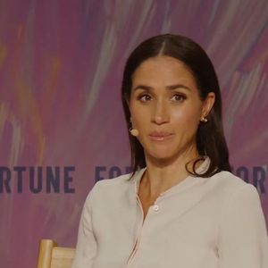 Selon le biographe Tom Bower, Meghan Markle aurait exigé des billets en première classe et la présence d’un photographe et d’une équipe beauté pour la suivre sur place.

Meghan Markle a laissé entendre qu’elle prévoyait de publier des vidéos sur les réseaux sociaux mettant en avant des recettes de cuisine. La duchesse de Sussex a évoqué ce projet lors d’un événement organisé par le magazine américain Fortune dans le cadre de son sommet “Most Powerful Women”. Le 15 octobre 2025 @JLPPA / Bestimage