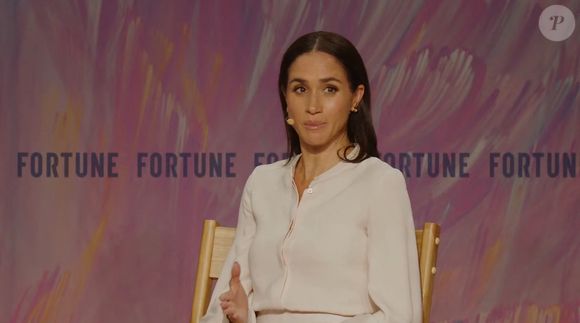Selon le biographe Tom Bower, Meghan Markle aurait exigé des billets en première classe et la présence d’un photographe et d’une équipe beauté pour la suivre sur place.

Meghan Markle a laissé entendre qu’elle prévoyait de publier des vidéos sur les réseaux sociaux mettant en avant des recettes de cuisine. La duchesse de Sussex a évoqué ce projet lors d’un événement organisé par le magazine américain Fortune dans le cadre de son sommet “Most Powerful Women”. Le 15 octobre 2025 @JLPPA / Bestimage