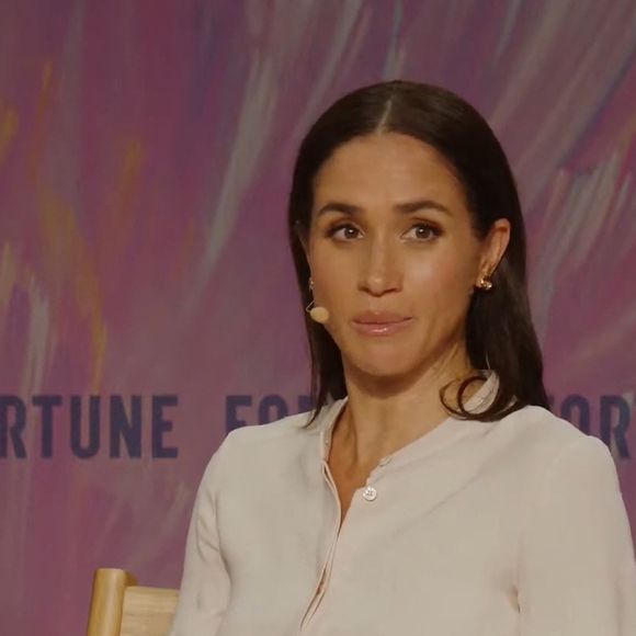 Selon le biographe Tom Bower, Meghan Markle aurait exigé des billets en première classe et la présence d’un photographe et d’une équipe beauté pour la suivre sur place.

Meghan Markle a laissé entendre qu’elle prévoyait de publier des vidéos sur les réseaux sociaux mettant en avant des recettes de cuisine. La duchesse de Sussex a évoqué ce projet lors d’un événement organisé par le magazine américain Fortune dans le cadre de son sommet “Most Powerful Women”. Le 15 octobre 2025 @JLPPA / Bestimage