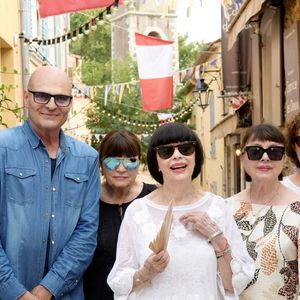 Pour marquer cette nouvelle décennie, la chanteuse a d’abord retrouvé sa fratrie au complet à Avignon avant de poursuivre les festivités à Saint-Tropez.

Exclusif - Sonia Avelin, Hervé Marc, Christiane Mathieu , Mireille Mathieu, Monique Mathieu et Catherine Madard - La visite annuelle de Mireille Mathieu à Saint-Tropez, s'est déroulée par un passage à l'église du village et une visite à son amie du restaurant "Le Caprice des deux". © Sophie louvet / Nice-Matin / Bestimage