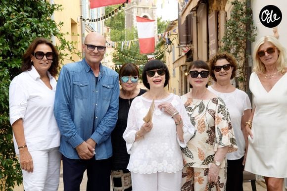 Pour marquer cette nouvelle décennie, la chanteuse a d’abord retrouvé sa fratrie au complet à Avignon avant de poursuivre les festivités à Saint-Tropez.

Exclusif - Sonia Avelin, Hervé Marc, Christiane Mathieu , Mireille Mathieu, Monique Mathieu et Catherine Madard - La visite annuelle de Mireille Mathieu à Saint-Tropez, s'est déroulée par un passage à l'église du village et une visite à son amie du restaurant "Le Caprice des deux". © Sophie louvet / Nice-Matin / Bestimage