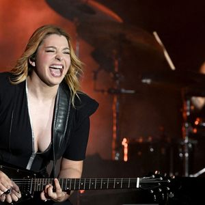 Santa, chanteuse, autrice, compositrice et productrice niçoise, en concert sur la scène Masséna durant la dernière soirée du Nice Jazz Fest 2025, le 27 juillet 2025. © Bruno Bebert/Bestimage