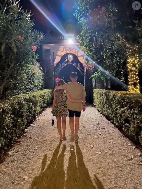Sur Instagram, Bruno Vieira a partagé la bonne nouvelle en publiant plusieurs photos ainsi que des clichés d'échographies où l'on aperçoit deux bébés. 

Bruno Vieira, ancien candidat de "Mariés au premier regard" 6, sur Instagram
