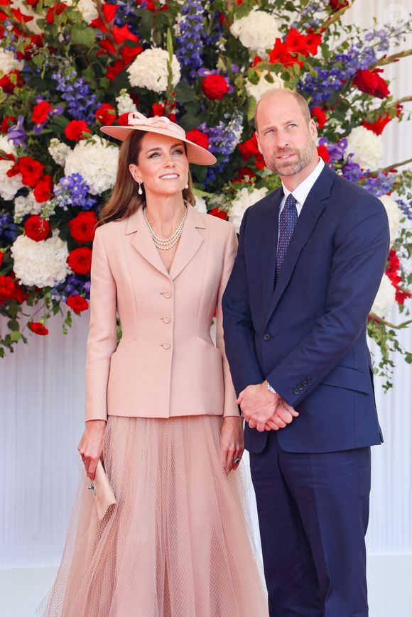 Le prince William, prince de Galles, et Catherine (Kate) Middleton, princesse de Galles - Le roi Charles III d'Angleterre et Camilla Parker Bowles, reine consort d'Angleterre, accueillent le couple présidentiel français le président Emmanuel Macron et sa femme la Première Dame Brigitte Macron sur Datchet road à Windsor, Royaume Uni, le 8 juillet 2025. À l'invitation de Leurs Majestés le roi et la reined'Angleterre, le président français et sa femme effectueront une visite d'État au Royaume-Uni du 8 au 10 juillet 2025. Le président et la Première Dame se rendent au Royaume-Uni pour la première fois en visite d'État française depuis 17 ans. Ils séjourneront au château de Windsor, accueillis par le roi et la reine d'Angleterre, et un banquet y sera organisé en leur honneur. Les Macron visiteront l'Imperial College, et le président s'adressera au Parlement pendant son séjour. © Dominique Jacovides/Bestimage