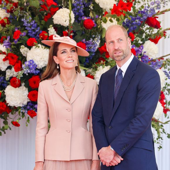 Le prince William, prince de Galles, et Catherine (Kate) Middleton, princesse de Galles - Le roi Charles III d'Angleterre et Camilla Parker Bowles, reine consort d'Angleterre, accueillent le couple présidentiel français le président Emmanuel Macron et sa femme la Première Dame Brigitte Macron sur Datchet road à Windsor, Royaume Uni, le 8 juillet 2025. À l'invitation de Leurs Majestés le roi et la reined'Angleterre, le président français et sa femme effectueront une visite d'État au Royaume-Uni du 8 au 10 juillet 2025. Le président et la Première Dame se rendent au Royaume-Uni pour la première fois en visite d'État française depuis 17 ans. Ils séjourneront au château de Windsor, accueillis par le roi et la reine d'Angleterre, et un banquet y sera organisé en leur honneur. Les Macron visiteront l'Imperial College, et le président s'adressera au Parlement pendant son séjour. © Dominique Jacovides/Bestimage