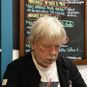 Exclusif - Le chanteur Renaud (Séchan) en dédicace à l'occasion de la sortie de "Renaud le livre" signé Erwan L'Eléouet et préfacé par sa fille Lolita Séchan, à la Libraire bordelaise Les 400 Coups de P.Poutou à Bordeaux, France, le 28 mars 2026. © Fabien Cottereau/Bestimage